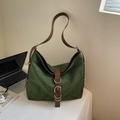 Borsa tote in pelle scamosciata verde bosco con tracolla marrone e fibbia vintage - Verde