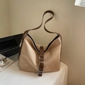 Borsa hobo minimalista in camoscio color cammello con tracolla marrone e anelli d'argento - Cachi