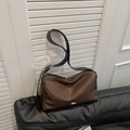 Borsa tote vintage in pelle marrone con tracolla nera e fibbia in metallo argentato - Marrone