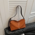Borsa tote arancione minimalista in pelle lucida con tracolla larga marrone scuro - Caramello