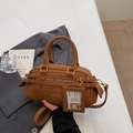 Bolso de mano Boston marrón en cuero mate con tarjetero decorativo y detalles metálicos - Marrón