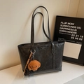 Bolso tote retro de piel sintética negra con costuras blancas y charm de perro - Negro