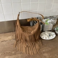 Borsa a spalla in pelle scamosciata marrone con frange lunghe e tracolla regolabile - Marrone