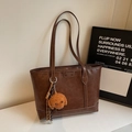 Bolso tote de cuero marrón oscuro vintage con colgante de oso y correas de estilo retro - Marrón