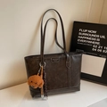 Bolso tote retro marrón oscuro con costuras blancas y un tierno peluche de osito - café