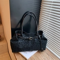 Große Shopper-Tasche mit schwarzem Leopardenmuster, Matt-Finish und goldener Schnalle - Schwarz