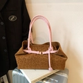 Retro-Shopper mit Leopardenmuster und rosa Henkeln auf einem Silberkoffer - Braun