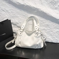 Weiße Retro-Tote-Bag mit plissierter Ledertextur und silbernen Nieten in minimalistischem Stil - Weiß