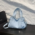 Eisblaue Tragetasche aus weichem Leder mit Faltenstruktur und silbernen Metallringen - Blau