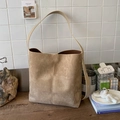 Bolso tipo cubo minimalista en ante caqui con correa ancha y costuras verticales - Caqui