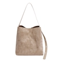 Minimalistische khakifarbene Wildleder-Schultertasche mit verstellbarem Riemen und viel Platz - Khaki