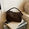 Borsa Boston opaca marrone scuro con finiture in oro vintage e tracolla rimovibile - Marrone
