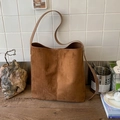 Bolso cubo minimalista de ante marrón con correa larga para uso diario casual - Marrón