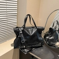 Schwarze Leder Handtasche mit Nieten und Quasten für einen Punk Stil Look - Schwarz