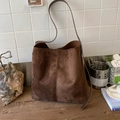 Bolso tipo cubo minimalista en ante marrón oscuro con gran capacidad para mujer - Marrón