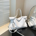 Weiße große Shopper Tasche mit Litschi-Maserung, Nieten und modischem Fransendetail - Weiß