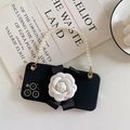iPhone Hülle mit 3D weißer Kamelie, schwarzer Schleife und eleganter Perlenkette - Schwarz Mit Weißen Blumen / iPhone 13 Pro