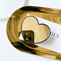 Nahaufnahme der herzförmigen goldenen Spiegel-Handyhalterung auf einem Luxustablett - Herz Gold Schwarz