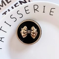 Makroaufnahme einer Retro-Metall-Schleifenhalterung mit Goldperlenrand und schwarzer Basis - Nr. 17 Vintage-Fliege - Schwarz (Goldringhalter) / Schwarz