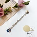 Funkelnde Kristall-Handykette mit Herz-Anhängern in Gold und Silber auf Vintage-Hintergrund - Weißer Marquise-Strass (Herz-Aufkleber-Typ)