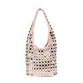 Sac hobo chic en cuir rose avec clous métalliques argentés et design d'épaule punk - Rose