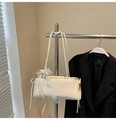 Detailansicht cremeweiße Schultertasche mit Spitzenbesatz und eleganter Schleife - Weiß