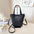 Borsa a secchiello nera minimalista con cuciture geometriche e dettagli dorati - Nero