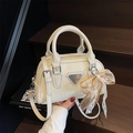Borsa boston bianca effetto coccodrillo con logo a triangolo e fiocco in pizzo - Con Ciondolo / Bianco Sporco