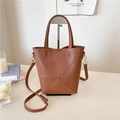 Secchiello in pelle marrone con cuciture geometriche e tracolla regolabile - Marrone