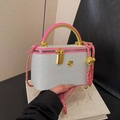 Mini-Stepptasche in Grau mit rosa Besatz und klassischem Ketten-Schulterriemen - Grau