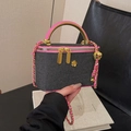 Mini-Box-Tasche aus Denim und rosa Leder mit goldenem Kamelien-Anhänger und Kette - Schwarz