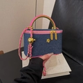 Blaue Denim Box Bag mit rosa Besatz, goldener Blume und Kettenriemen für Damen zum Umhängen - Blau