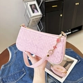 Borsa hobo rosa in pelle intrecciata con catena di perle floreali e design estivo - Rosa