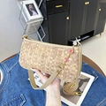 Borsa a cuscino intrecciata beige con catena floreale in metallo e tracolla in pelle - Cachi