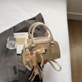 Mini borsa boston chic in pelle intrecciata beige crema con fiocco e doppi manici - Con Ciondolo / Cachi Chiaro