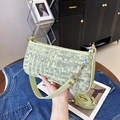 Borsa a cuscino intrecciata verde chiaro con catena floreale e tracolla - Verde