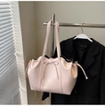 Detalle del bolso tote de charol rosa con lazo decorativo y cierre de cordón - Rosa Claro