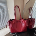 Borsa tote minimalista in pelle rossa con fiocco elegante e finitura lucida di alta qualità - Rosso