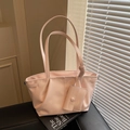 Minimalistische rosa Tote Bag aus PU-Leder mit kleiner Münztasche auf schwarzem Leder - Rosa