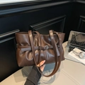 Schokoladenbraune Shopper-Tasche aus Kunstleder mit silbernen Ösen und Schnalle - Braun
