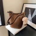 Borsa a secchiello in pelle marrone con ciondolo in peluche e tracolla regolabile - Con Ciondolo / Marrone