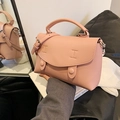 Rosafarbene Umhängetasche aus Leder mit Lychee-Maserung, Tragegriff und Zierknöpfen - Rosa