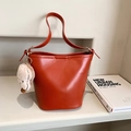 Borsa a secchiello rosso mattone minimalista con ciondolo a cane e tracolla lunga - Con Ciondolo / Marrone