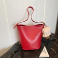 Borsa a secchiello rossa in pelle PU con ciondolo a forma di cane di peluche da donna - Con Ciondolo / Rosso