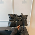 Minimalistische schwarze PU-Einkaufstasche mit Plissee-Struktur und silberner Schnalle - Schwarz