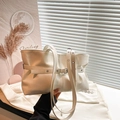 Sac fourre-tout chic blanc crème avec texture cuir plissé et détail de boucle élégant - Blanc