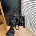 Modische schwarze Handtasche mit mehreren Taschen, Silbernieten und Umhängeriemen - Schwarz