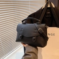 Schicke schwarze kleine quadratische Handtasche mit Litschi-Textur und Silberbeschlägen - Schwarz