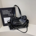 Sac à épaule noir style motard en similicuir brillant avec rivets argentés - Noir