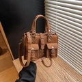 Braune PU-Leder Handtasche mit mehreren Taschen, Silberbeschlägen und Gurt - Braun